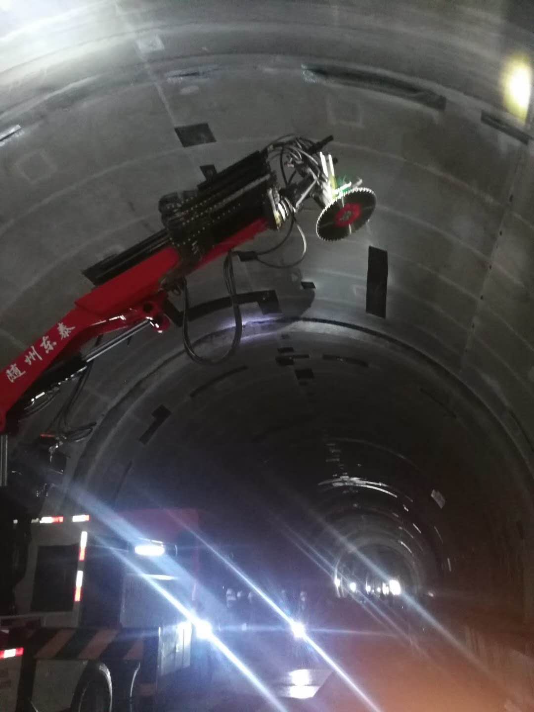 自主研发高效360°隧道二衬环切拆换设备施工现场