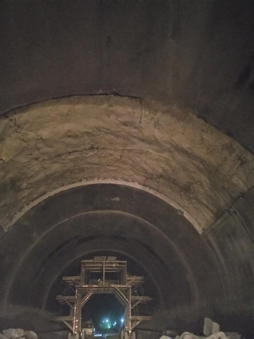 隧道二衬拱顶欠厚120度环切拆除施工作业效果图